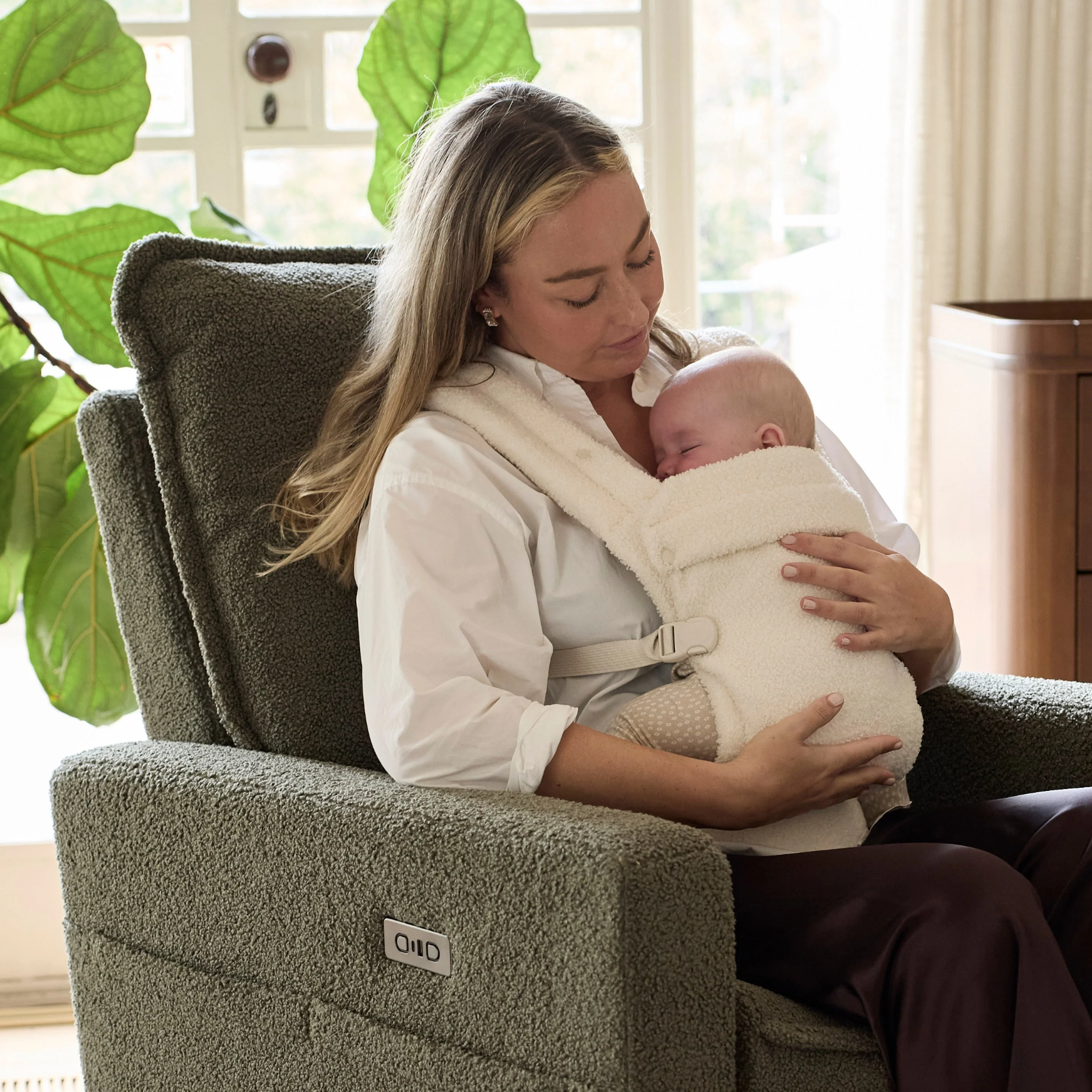Boba Auri Baby Carrier in Coconut Teddy Fleece - Image 7