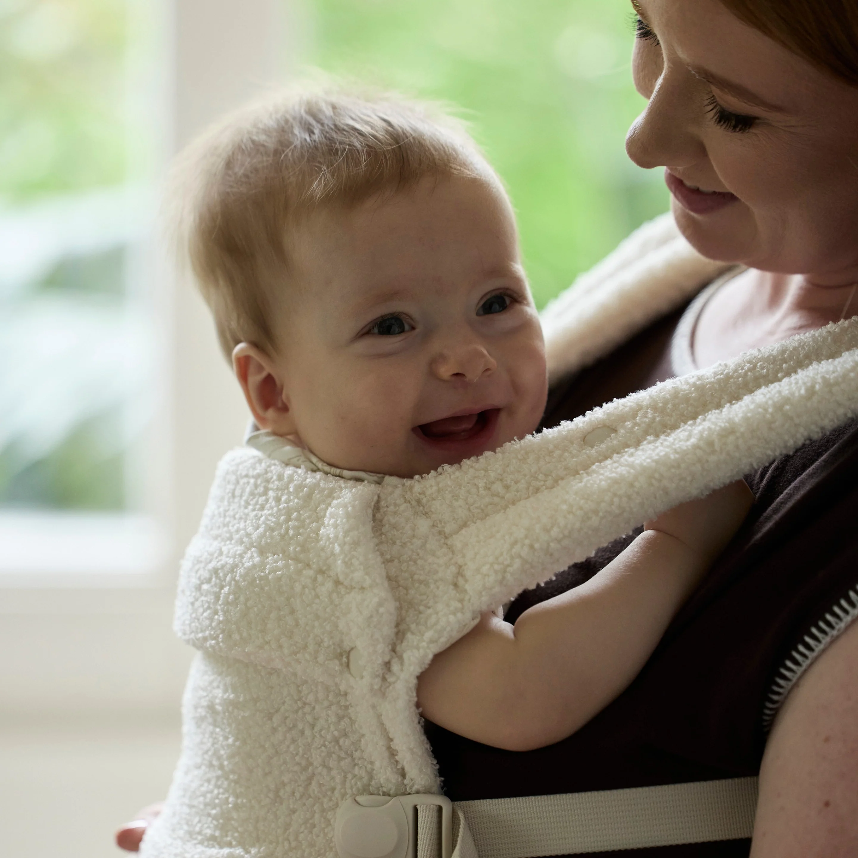 Boba Auri Baby Carrier in Coconut Teddy Fleece - Image 9