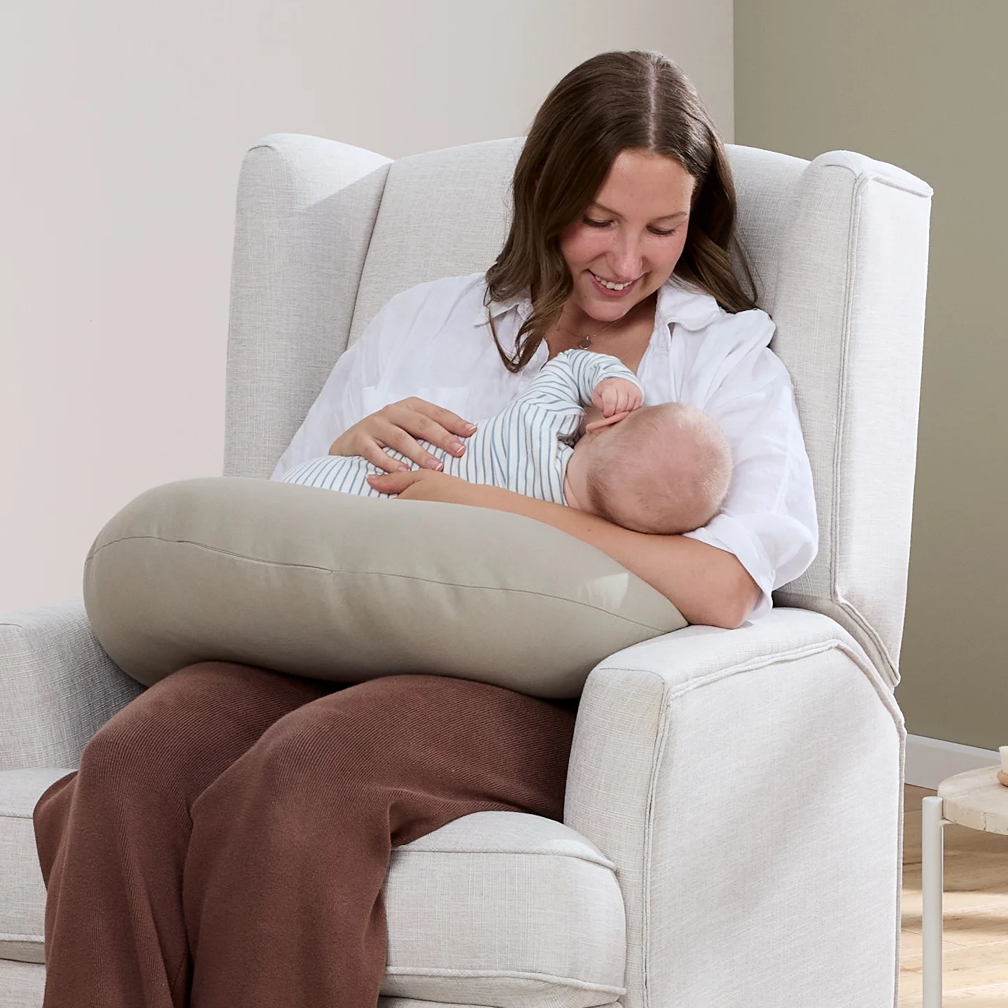 Chelsea Recliner Glider Nursery Chair in Eggshell - Image 6