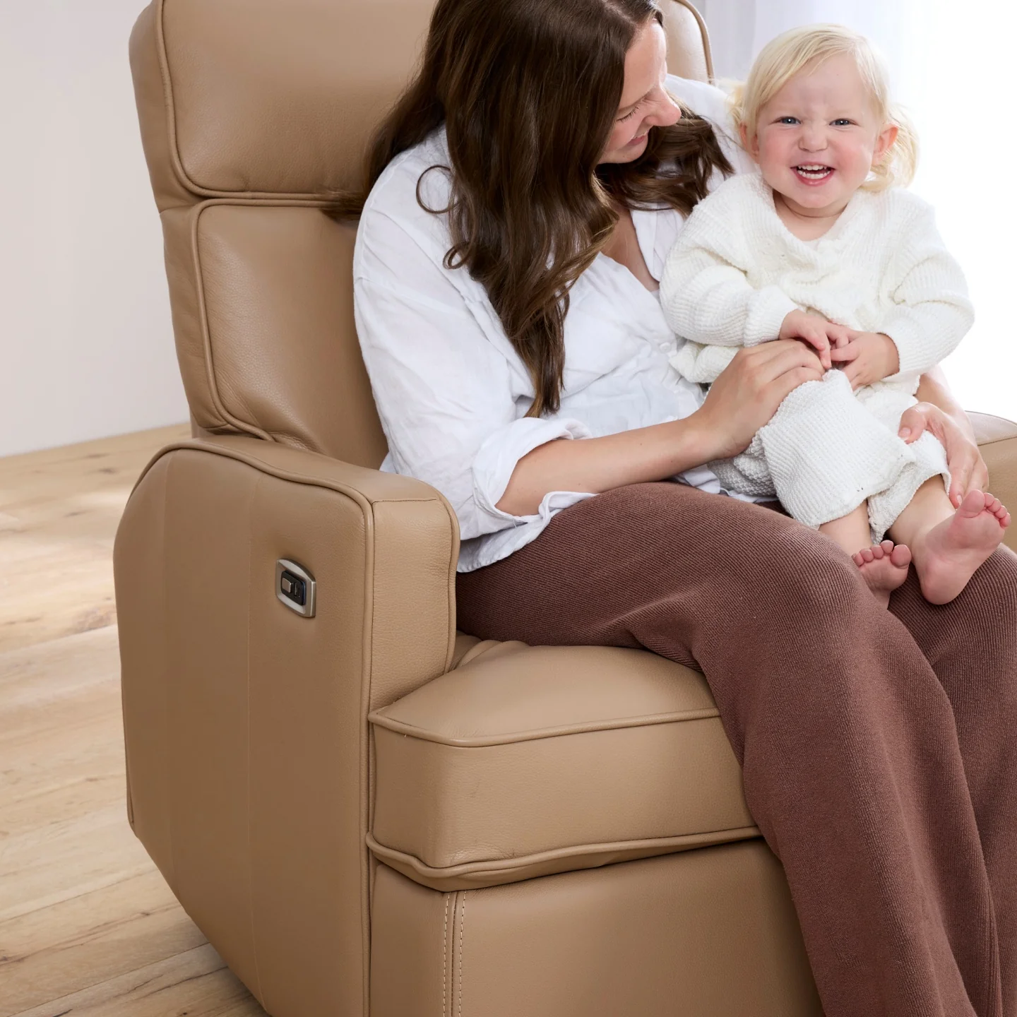 Leo Electric Recliner Glider Chair with USB in Palomino Leather - Image 3