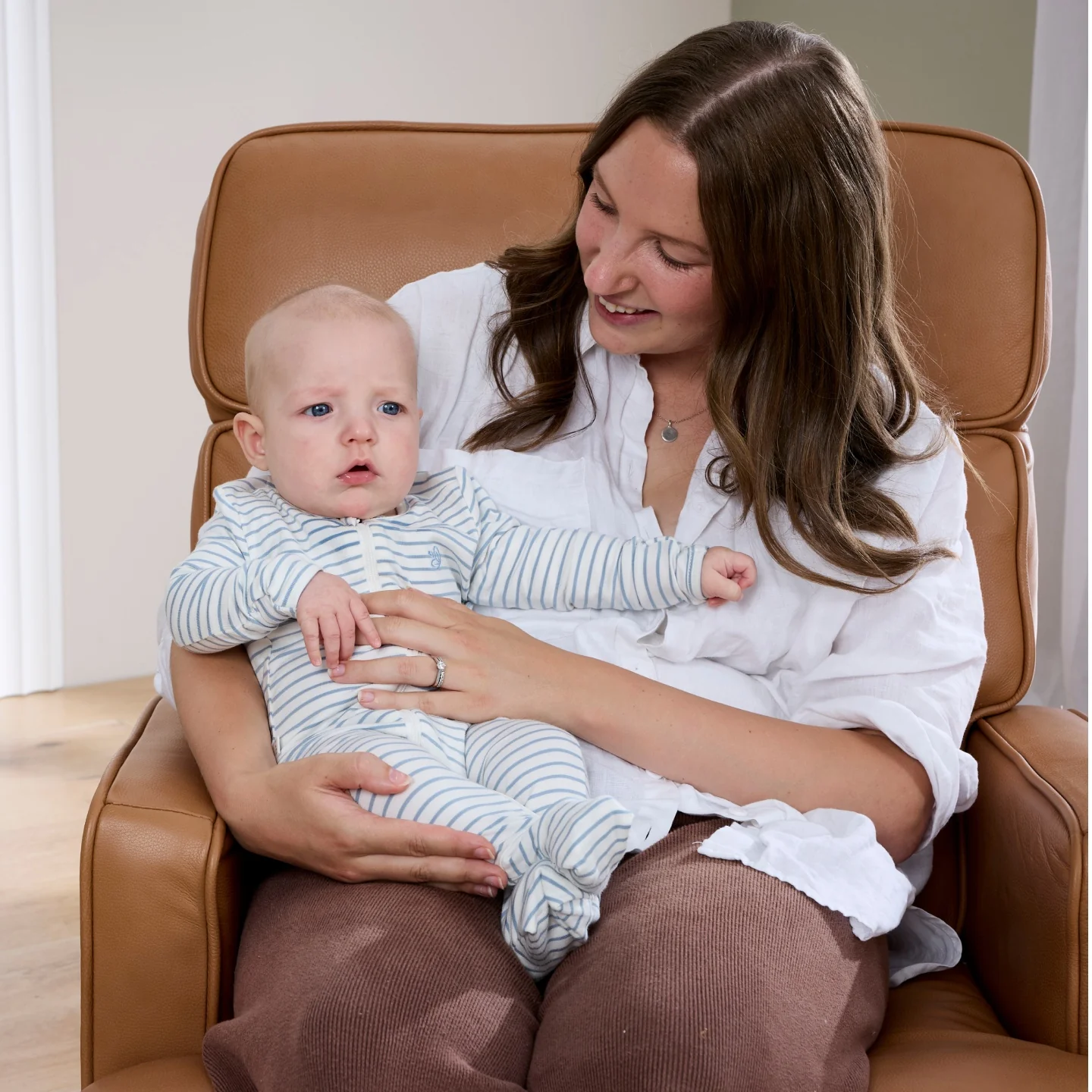 Leo Electric Recliner Glider Chair with USB in Tan Leather - Image 4